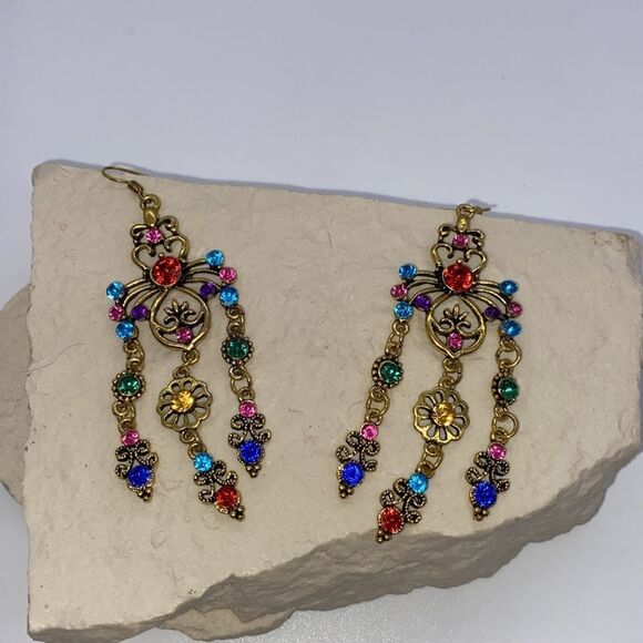 ✨ 🆕 ✨ STUNNING Vibrant Red & Blue Dangle Earrings with Intricate Design✨ - Picture 4 of 15